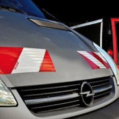 Reflektierende Prismenfolie elastisch selbstklebend rot-weiße Schraffur rechtsseitig - Packung 1 m Reflektierende Prismenfolie elastisch selbstklebend rot-weiße Schraffur rechtsseitig - Packung 1 m